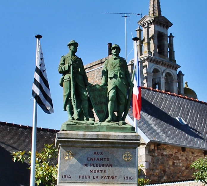 Monumant ar re varv e Pleuvihan a ro da welet ur fuzuilher e kompagnunezh ur soudard an trancheoù - Bastien Pierre, wikimédia