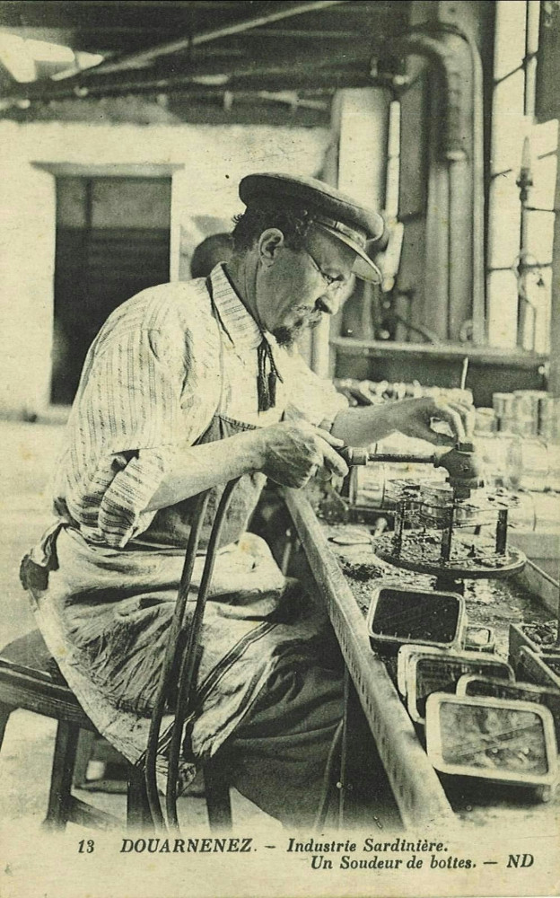 Un soudeur de boite en fer - Cartolis