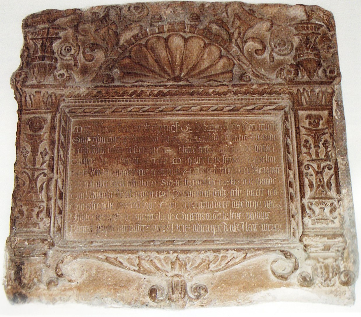 Epitaphe à l'hôtel de ville de Nantes. Elle mentionne Consallo Alphonso Darande, disparu en 1462, et son fils Ferrand, mort cinq ans plus tôt.