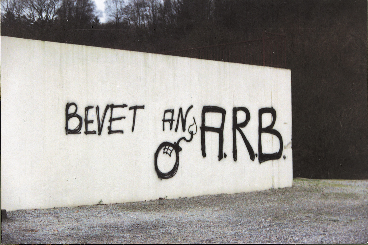 Graffiti en l’honneur de l’ARB, fin des années 1990. Cliché Erwan Chartier.