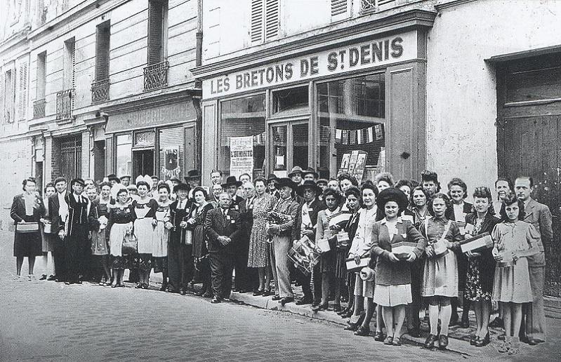 Dirak ti ar Genvreuriezh er bloaz 1958. Luc’hskeudenn digant Dastumadenn Mignoned Bretoned Sant Denez. amicale@bretons-st-denis.fr