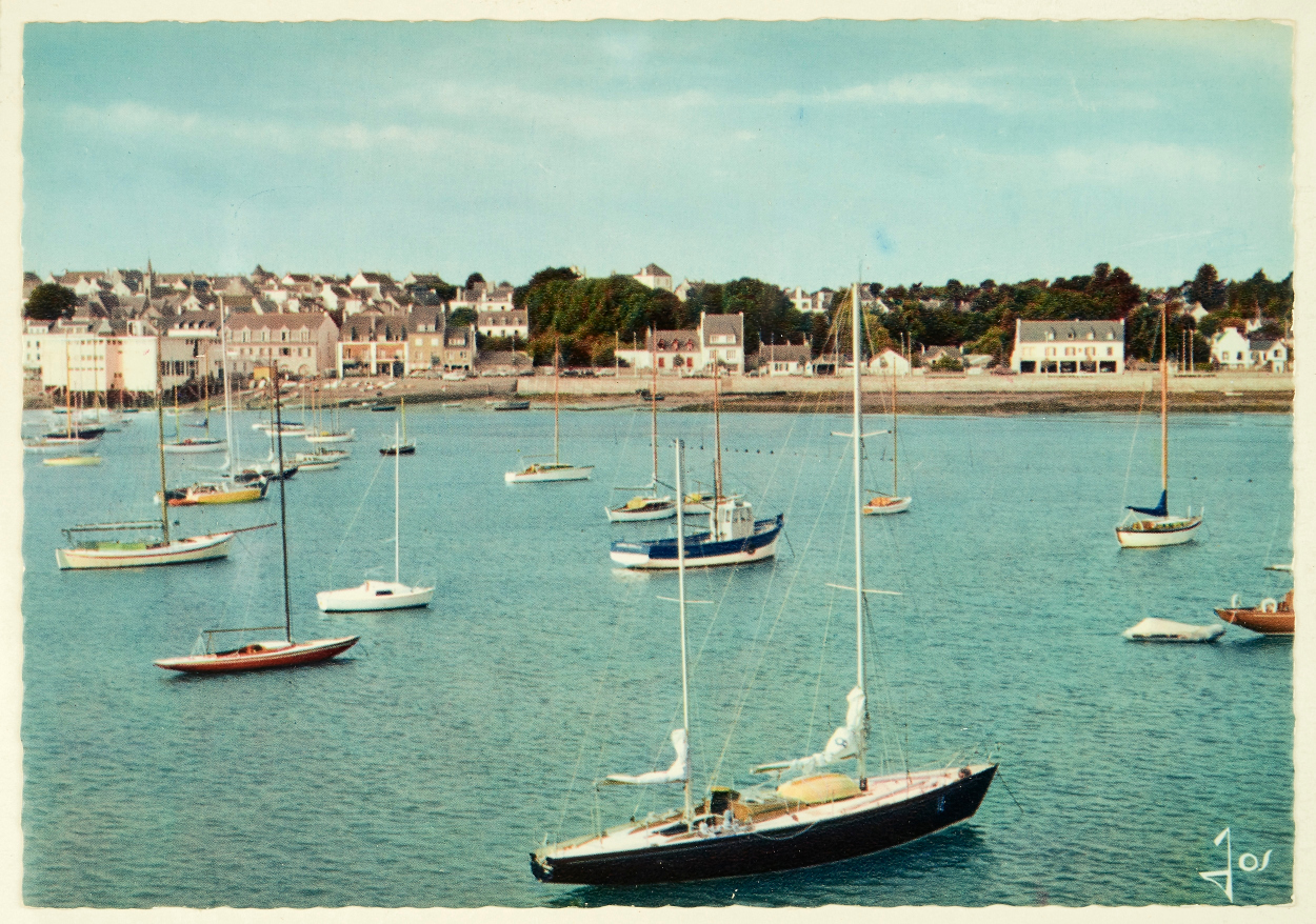 Vue générale de La Trinité-sur-Mer avec au premier plan Pen Duick II (carte postale). Musée de Bretagne : 980.0018.1769. 