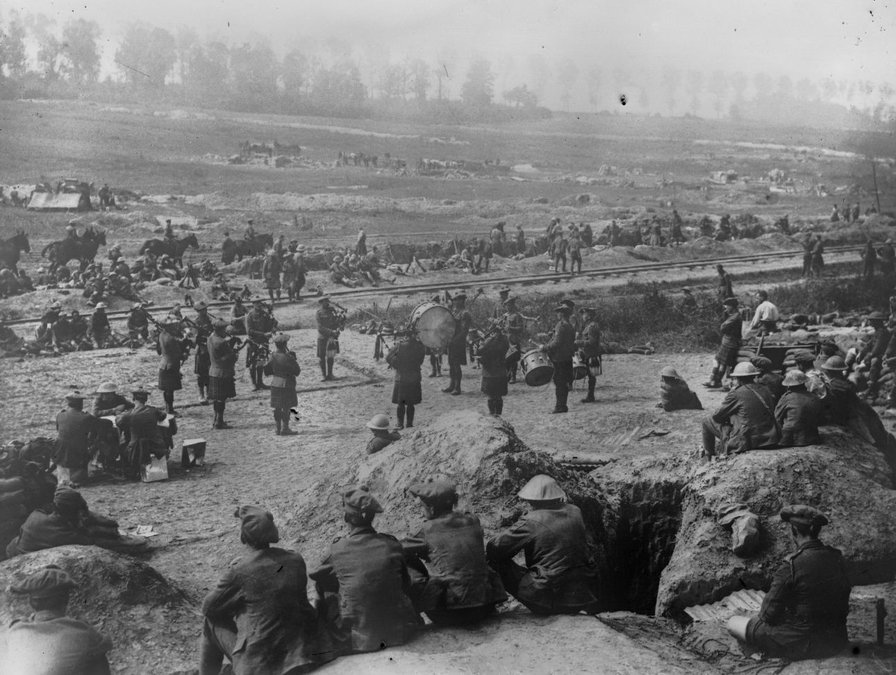 -Les troupes anglaises se distraient en écoutant un pipe band durant la première guerre mondiale (1916) . Source : Agence_Rol_btv1b69521236. Gallica. Bibliothèque nationale de France.