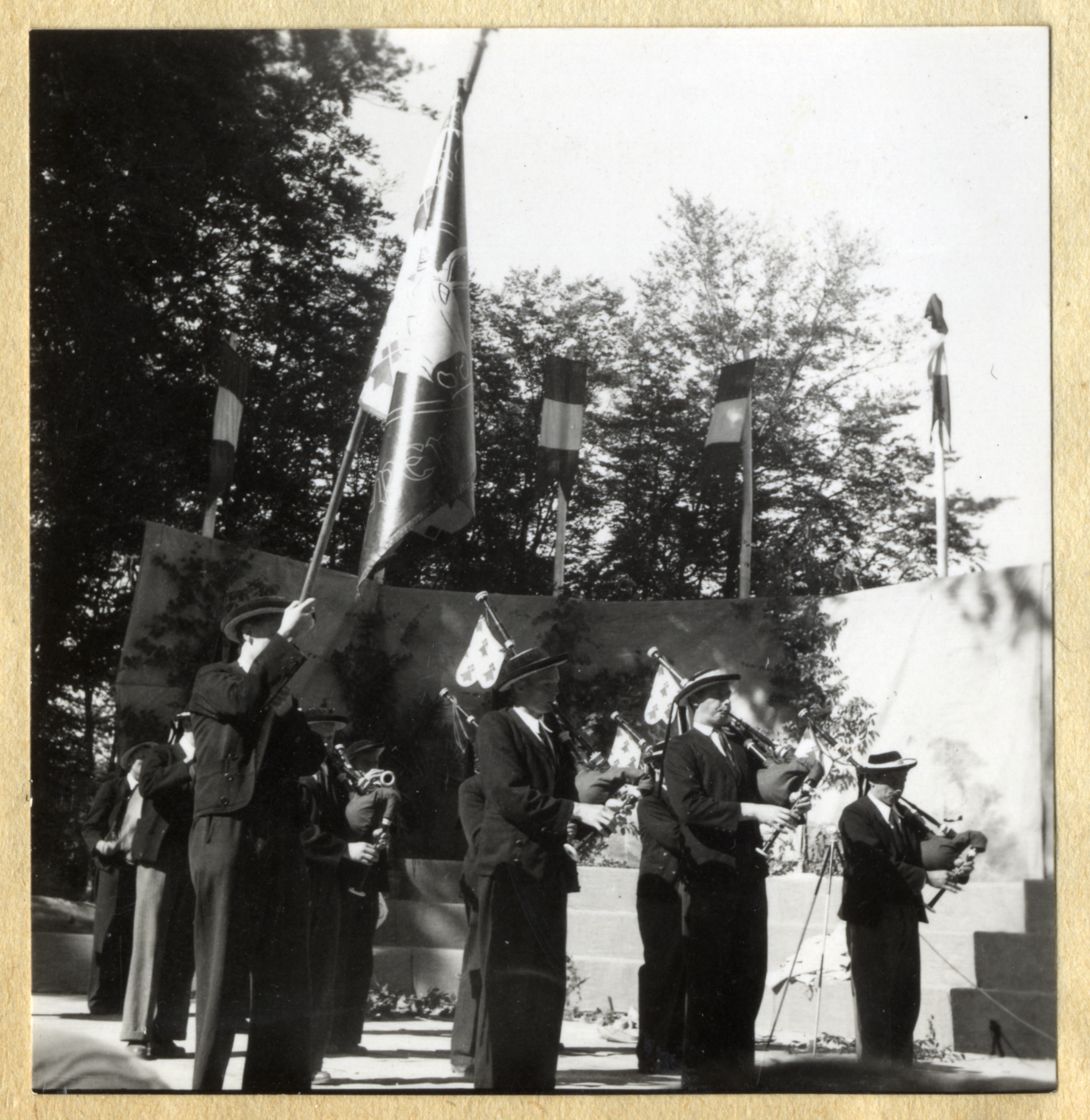 La clique de Carhaix en 1949 au concours de sonneurs de Quimper. Ph. Gérard Franceschi, 2009-00-1-14. Source : © Mucem