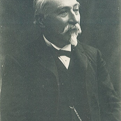 Émile Combes, prezidant Kuzul ar vinistred etre miz even 1902 ha miz genver 1905. E Kambr an deputeed e laker ar gaoz d'ar 16 a viz genver 1903 war e gelhlizer hag a verzie ar zarmoniou koulz hag ar hatekiz e brezoneg. « Lavaret e vefe e gwirionez, emezañ, e vezer du-hont [e Breiz] Bretoned a-raog beza Frañsizien. » Ne oa tamm riskl eved e vefe bet diskaret ar gouarnamant avad. Disklêria a ra an deputeed emaint a-du gand Combes gand 339 mouez a-eneb 185. Maered kanton Plabenneg a respont dezañ e fell dezo "beza Frañsizien ha komz brezoneg". Poltred Émile Combes, tennet gand Basnary, Diellou niverelaet Eskopti Kemper ha Leon, https://bibliotheque.diocese-quimper.fr/items/show/9437.