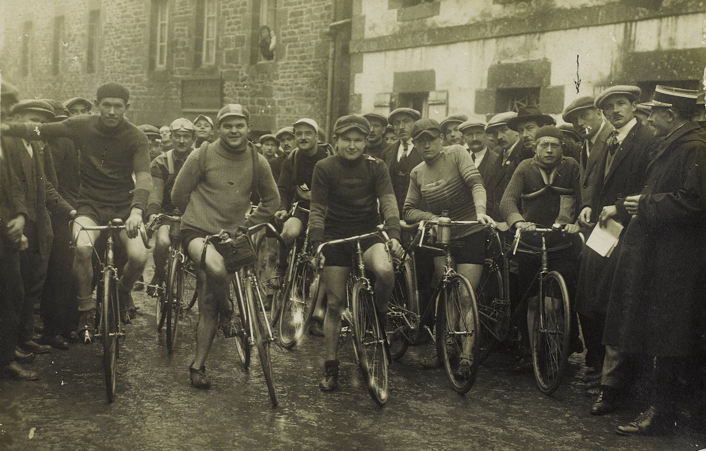 Au départ d'une course en 1924 à Saint-Nicolas-du-Pélem.  La flèche désigne A. Tondeur, père du donateur du cliché. Musée de Bretagne :  991.0161.2.