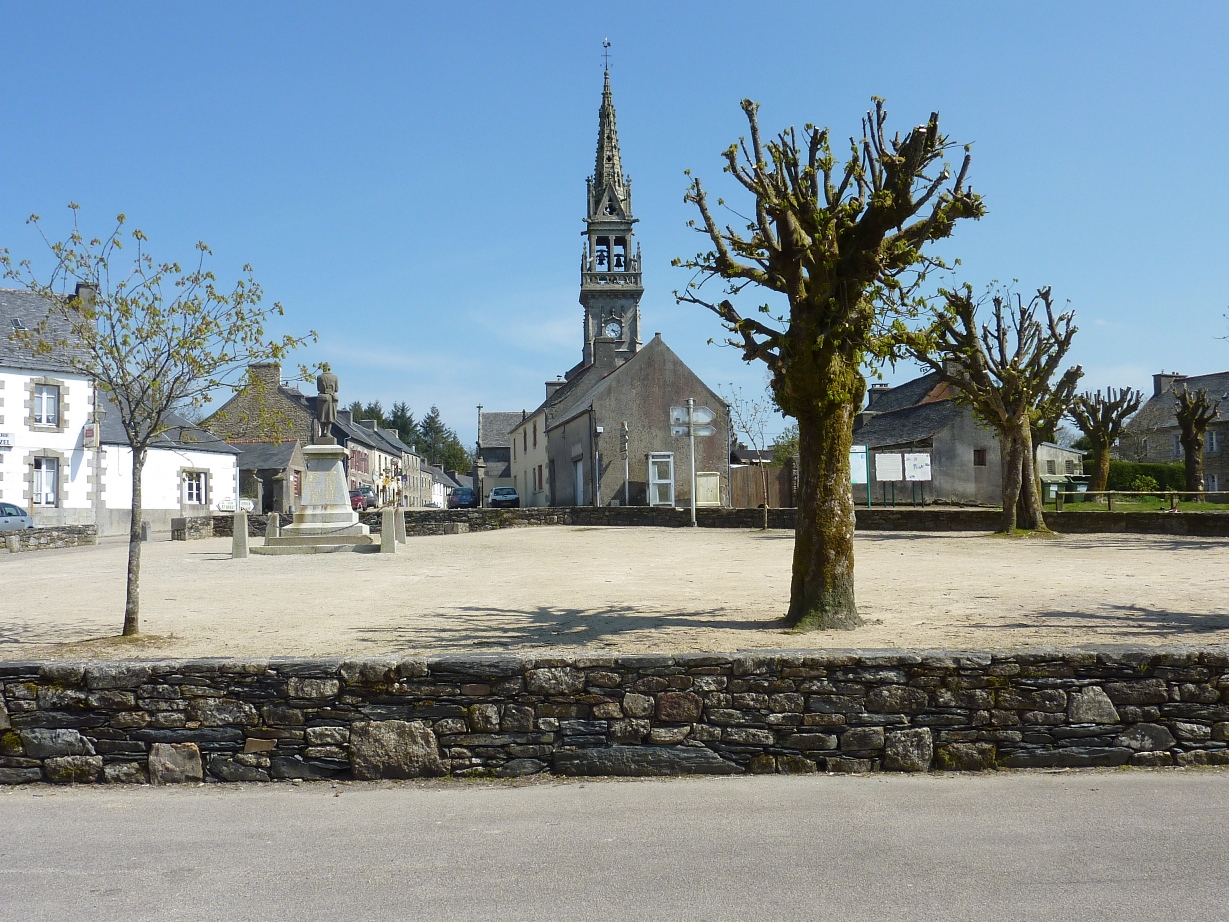 La Feuillée est passée de 2100 habitants en 1876 à 555 habitants en 1990, soit une perte de presque des trois-quarts de sa population ! Crédit : Henri Moreau, Wikipédia.