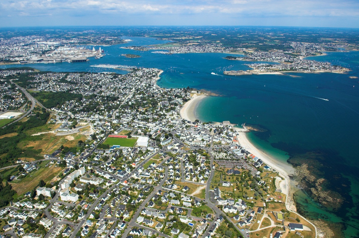 La côte sud de la Bretagne, ici la rade de Lorient  connaît une forte pression démographique. Crédit : Jack Mamelet, Wikimédia.