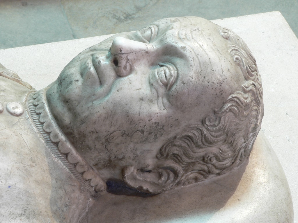 Gisant de Bertrand Du Guesclin connétable de France, dans la Basilique Saint-Denis, près de Paris. Ses restes ne laissèrent pas indifférent car le couvent franciscain du Puy eut le privilège d’inhumer ses entrailles. Ses chairs revinrent aux Dominicains de Montferrant (en face de Clermont). Son cœur fut placé dans l’église franciscaine de Dinan, et transféré après la Révolution en l’église Saint-Sauveur de Dinan. Charles VI, roi de France (1380-1422), ordonna de placer ses os dans la nécropole royale de Saint-Denis. Une cérémonie grandiose y fut organisée réunissant toute la famille royale et la fine fleur de l’aristocratie militaire du royaume de France - Photo David Monniaux, Wikimedia