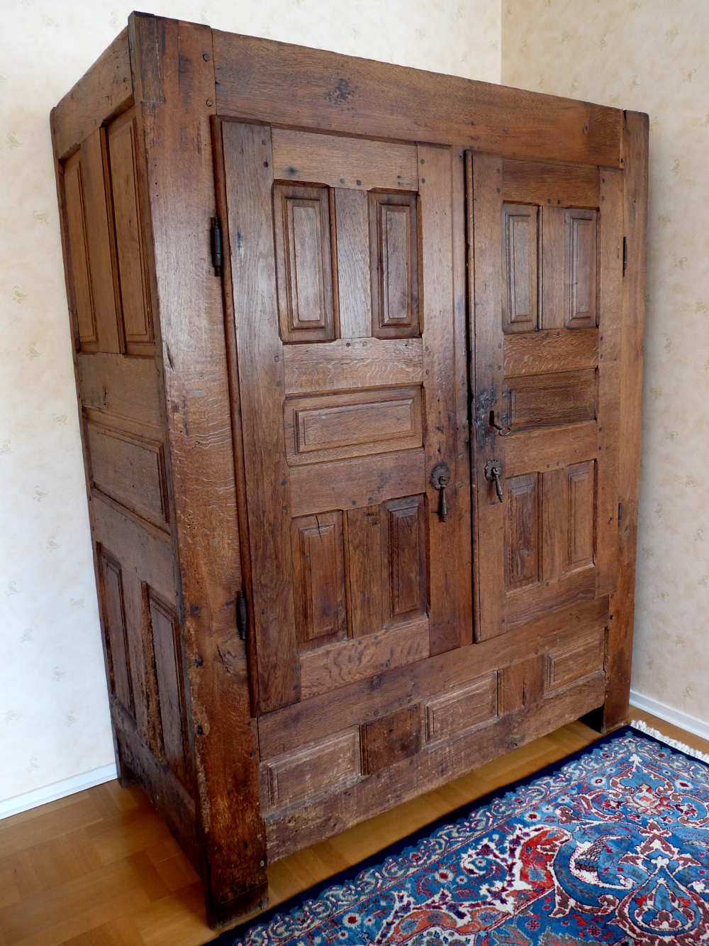 Armoire Louis XIII à traverse basse large. Origine du Finistère sud - Photo Philippe Lanoë