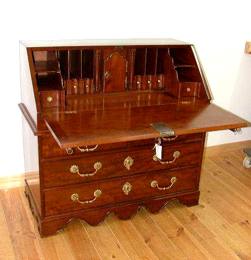 Bureau de pente en acajou du pays malouin - Photo Jean-Yves Le Bot Bureau de pente en acajou du pays malouin - Photo Jean-Yves Le Bot