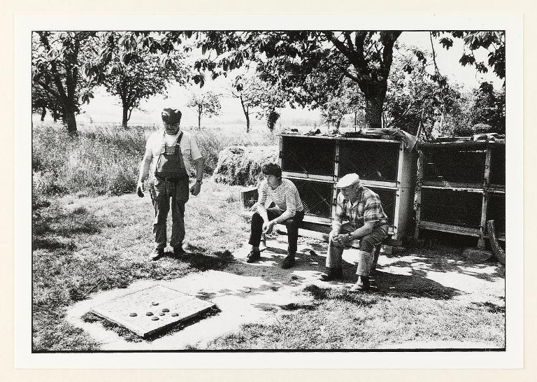 Abadenn paledoù war un atant e Marc'helleg-Roperzh (35), e 1982. Mammenn : Dastumadoù Mirdi Breizh, niv. renabl : 991.0174.5.