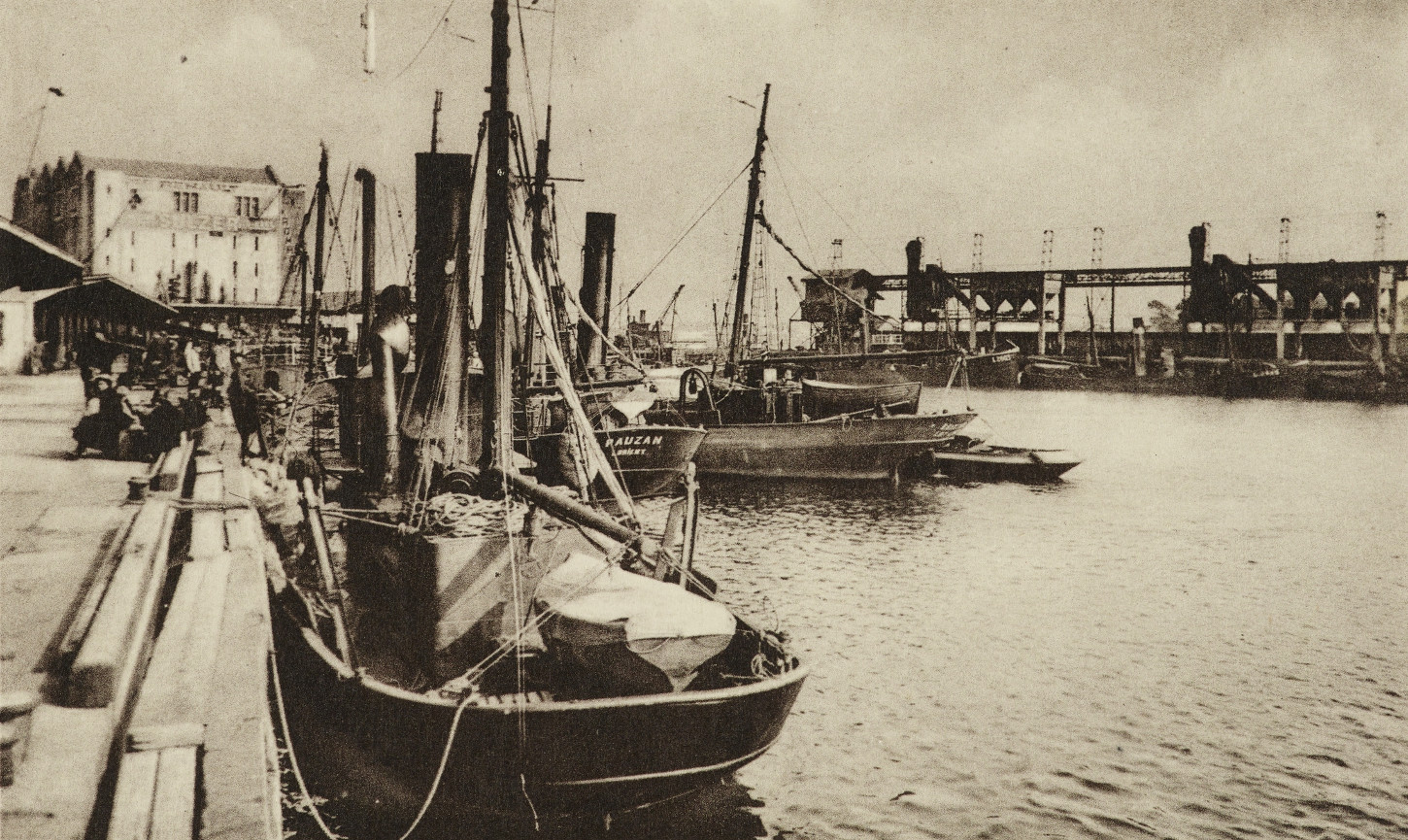 Vue du port de Keroman, à droite la glacière. Carte postale. Musée de Bretagne : 993.0133.2094.