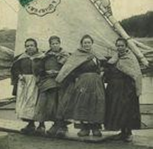 Female dockers at the port of Pont l’Abbé. Postcard. Source: Cartopôle de Baud. Fonds Ballet-Lebrun. Collection number 2286. Détail de la notice 22720