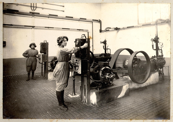 Women at Toulouse’s national powder mill. 1914-1918. Source : Archives municipales de Toulouse. Inventory number: 16 Fi 22/94