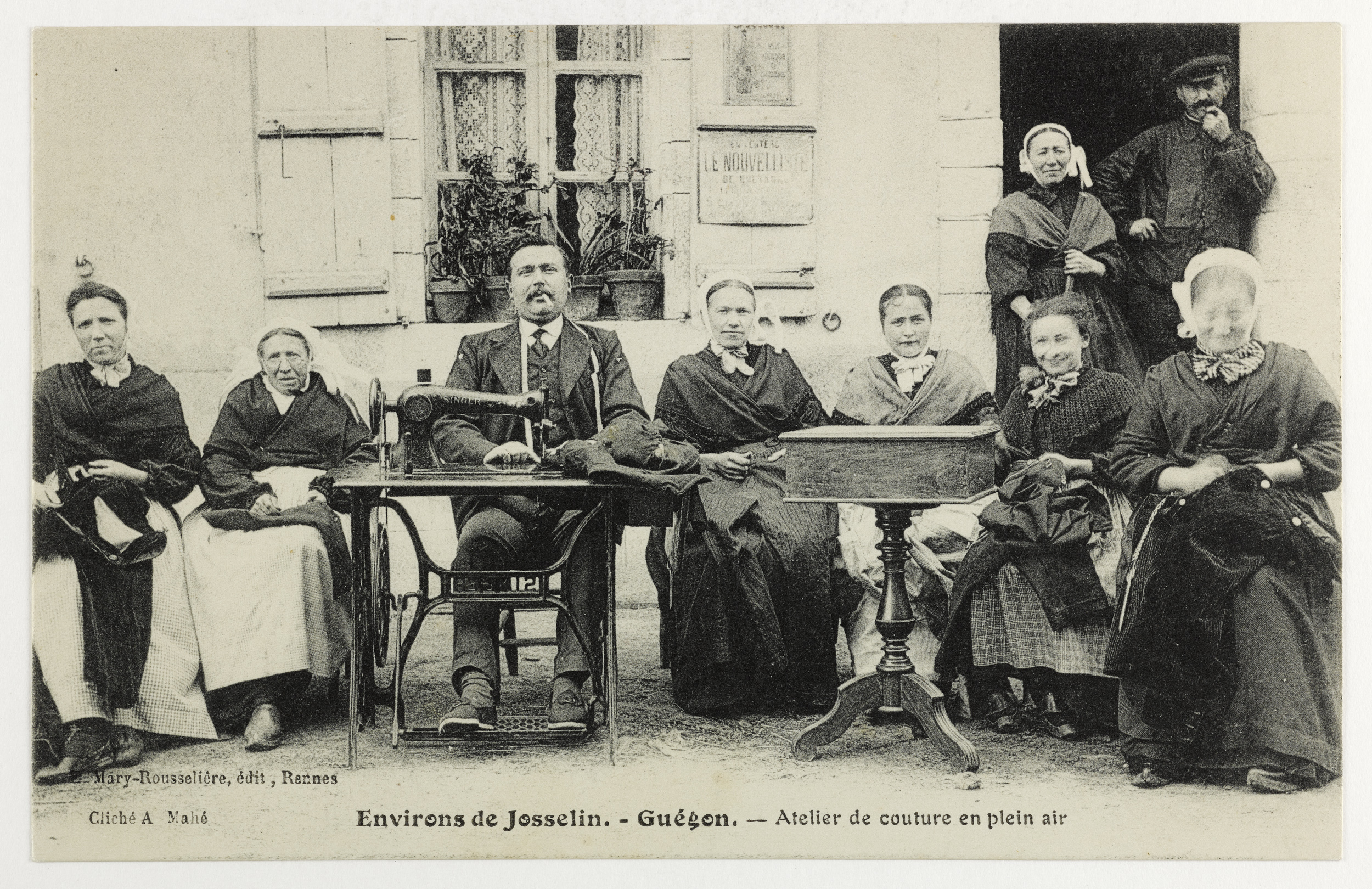 Group of seamstresses and a tailor in Guégon, not far from Josselin (56) at the beginning of the 20th century. Source: collections du Musée de Bretagne. Inventory number: 993.0010