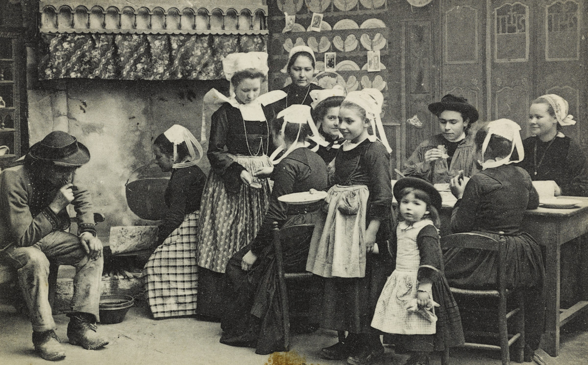 Inside a crêperie. Postal Card. Museum of Brittany: 993.0133.2185.