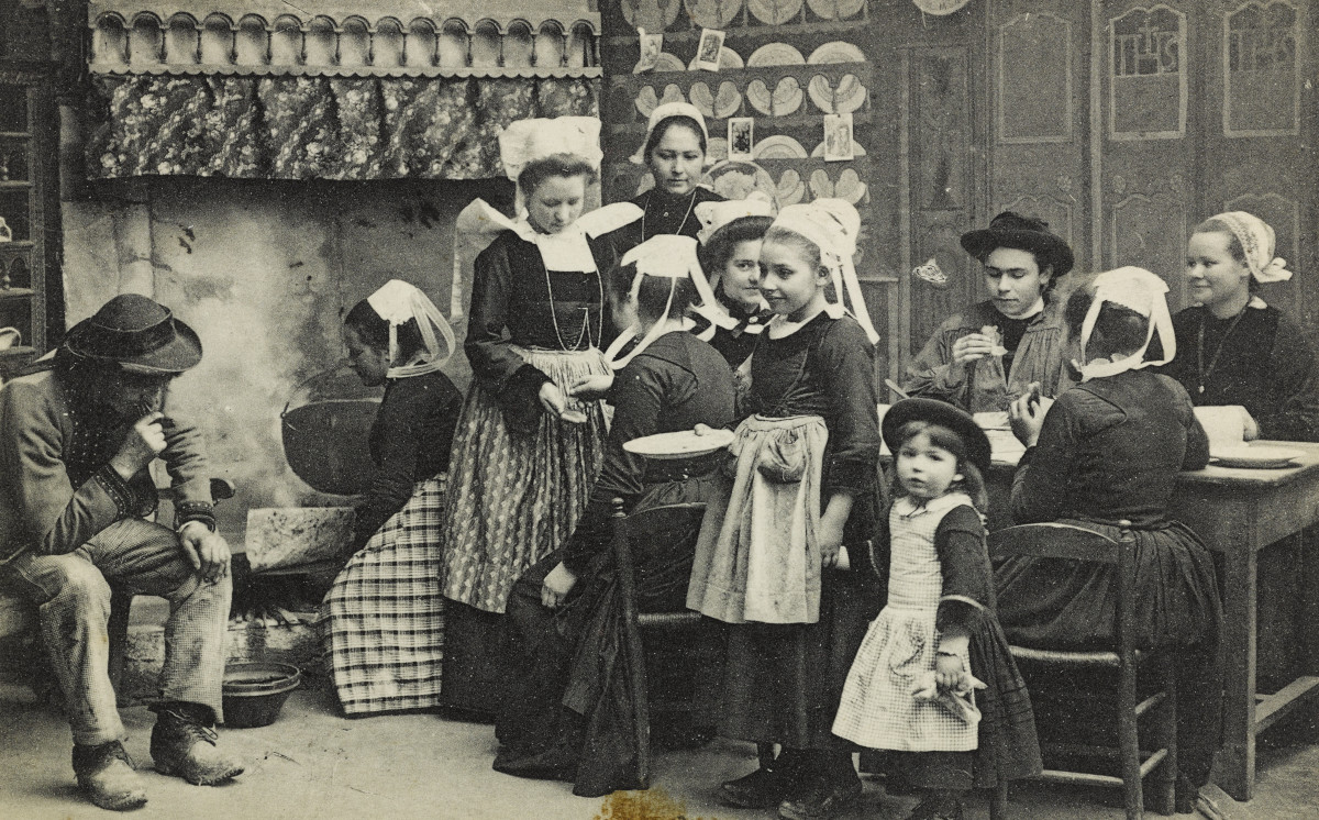 L'intérieur d'une crêperie. Carte postale. Musée de Bretagne: 993.0133.2185.