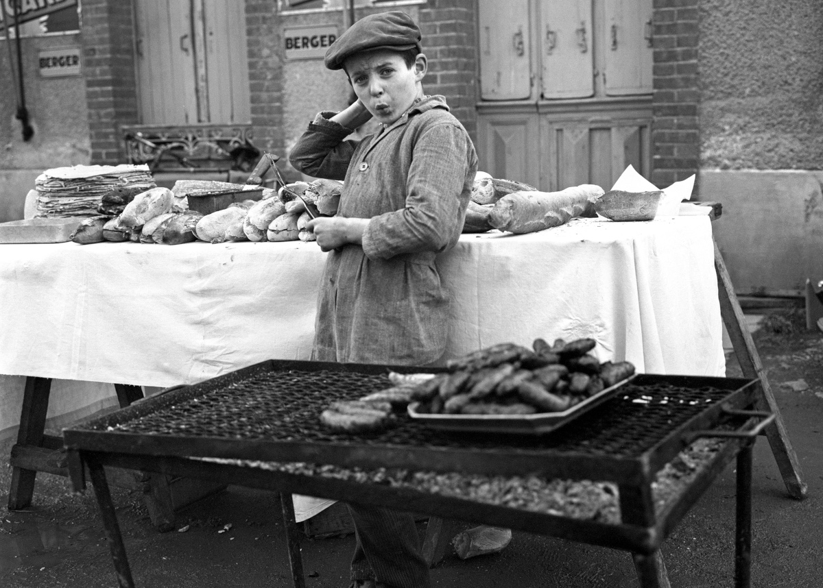 4 February 1962, Rennes Football Club receives Reims in front of a galettes-saucisses (galettes and sausage) stall. Photographed by Charles Barmay. Museum of Brittany: 2002.0047.287