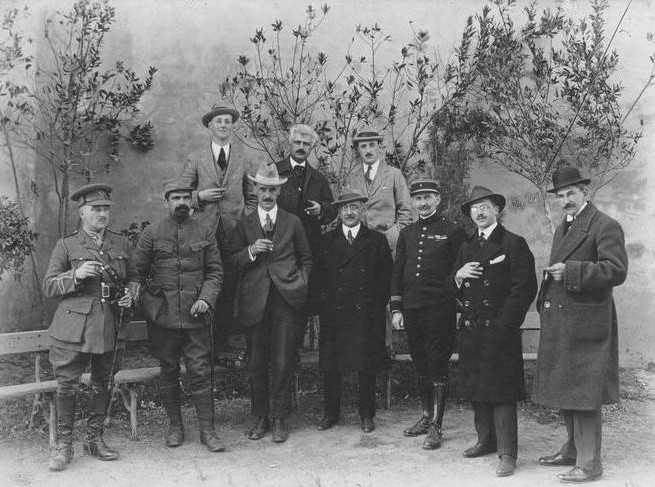 Commission chargée de la reconstruction de Salonique, mars 1918. Joseph Pleyber est à droite sur le cliché. Thessmemory.
