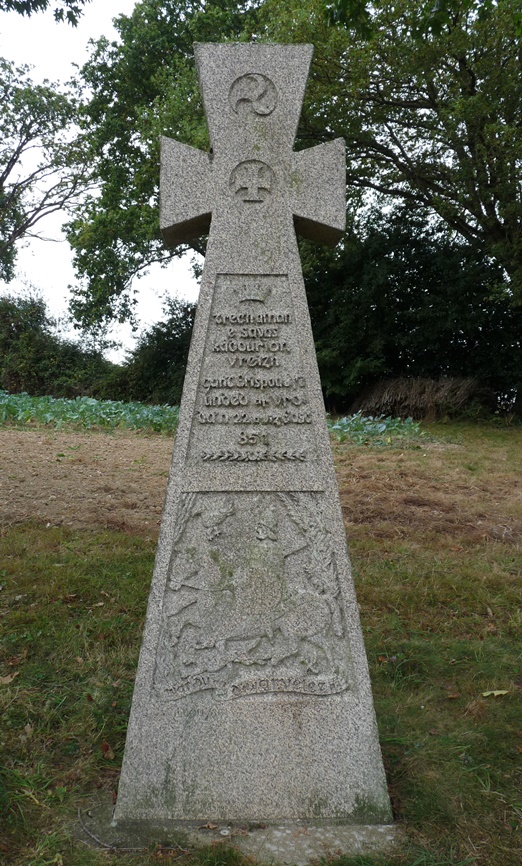 Stèle : un humble monument rappelle le lieu où s’est déroulée cette bataille. Texte sur la croix : Trec’h amañ e savas kadourion Vreizh gant Erispoe unded ar vro d’an 22 a viz Eost 851. Victorieux ici, les combattants bretons avec Erispoe construisirent l’unité du pays le 22 août 851 - P. Lanoë