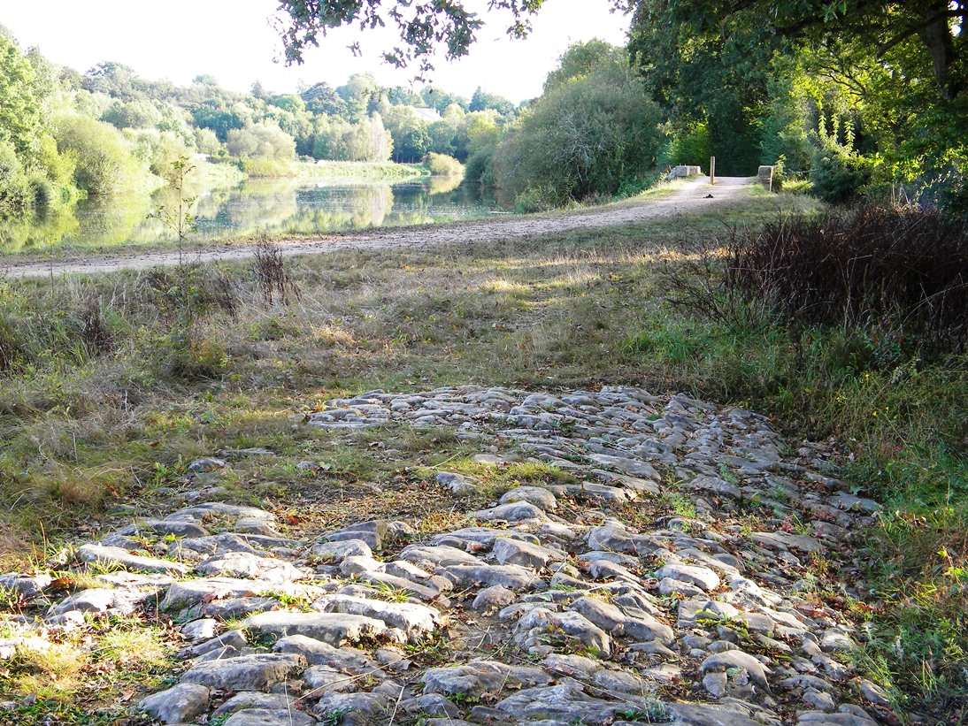 Tronçon de voie romaine et pont du Mottay dans l’axe au lieu-dit La Louzais. Ce tronçon est en lien avec la voie de Nantes à Corseul. Il marque le franchissement de la Vilaine au Pont de Beslé, deux kilomètres au sud-ouest de Langon. La tradition locale le désigne sous les noms de « Pavé de la Duchesse Anne », « Chemin de la Reine » ou « Chemin de la Guerche ». Il est un point de passage possible sur la Vilaine pour les Bretons. Crédit : Association ARCADES de Langon