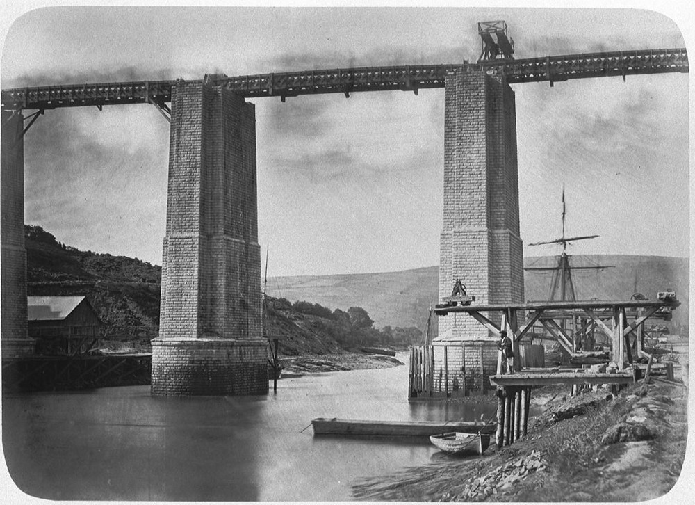 Linenn Kastellin-Landerne. Pont-meurMeilh ar Wern war ar stêr Aon. Emaer o sevel ar pileroù. Foto : J. Duclos. Gallica.