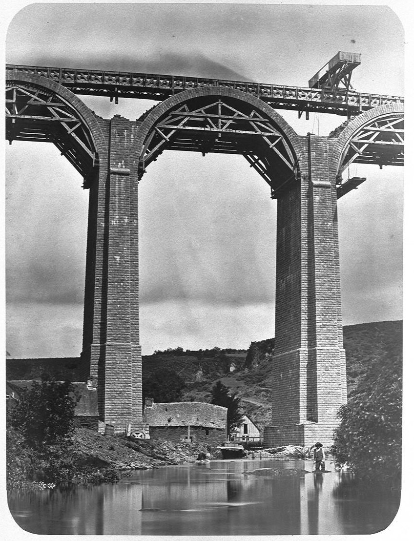 Linenn Kastellin-Landerne. Pont-meur Pont-ar-veuzenn, war an Doufin. Emeur o sevel ar bolzioù. Foto : J. Duclos. Gallica.