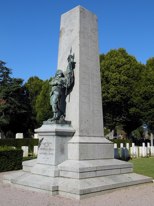 A memorial dedicated to those who died for France in the war of 1870-1871, in the western cemetery of Saint-Brieuc. Before being transferred to the western cemetery, the memorial was situated in the Champ de Mars, in the extension of Rue Alsace-Lorraine. - Jérôme Floury