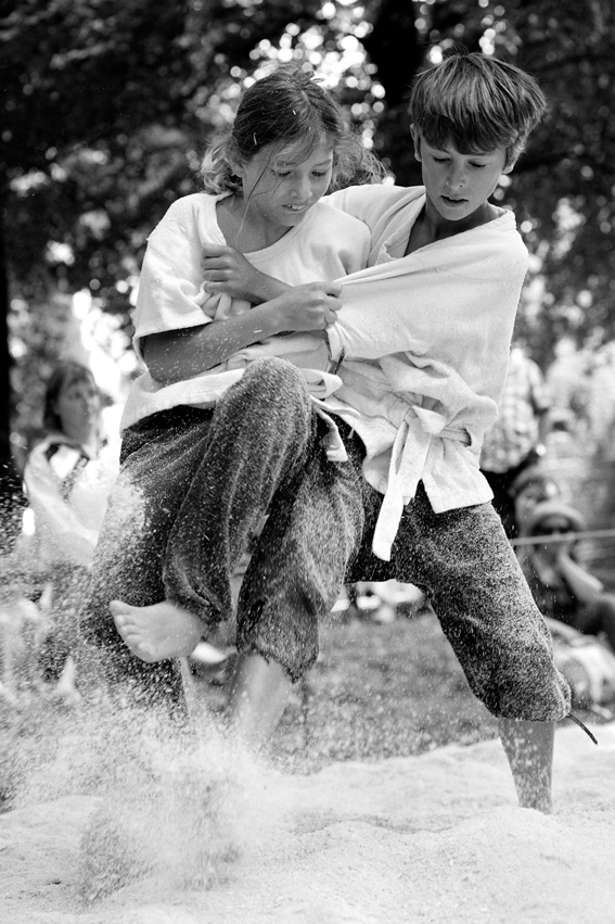 Les jeunes filles luttent en compétition avec les garçons jusque leur entrée dans la catégorie benjamine. Photographie : Eric Legret