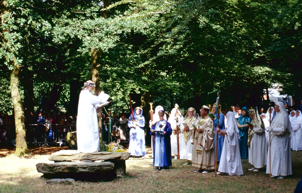 Cérémonie du Gorsedd à Hanvec, 18 juillet 1999, sous la direction du grand-druide Gwench’lan. Cette cérémonie célébrait le 100e anniversaire de la naissance du Gorsedd breton. Photo : Philippe Le Stum.