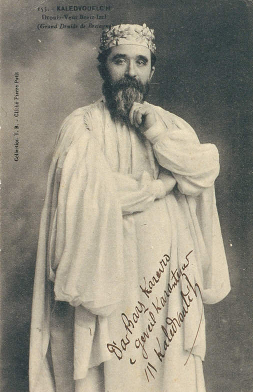 Le Grand-druide Yves Berthou (Kaledvoulc’h). Carte postale adressée par Berthou à Francis Even, barde Karevro, vers 1910. Carte postale. Centre de recherche bretonne et celtique-UBO-Brest, fonds Yves Berthou.