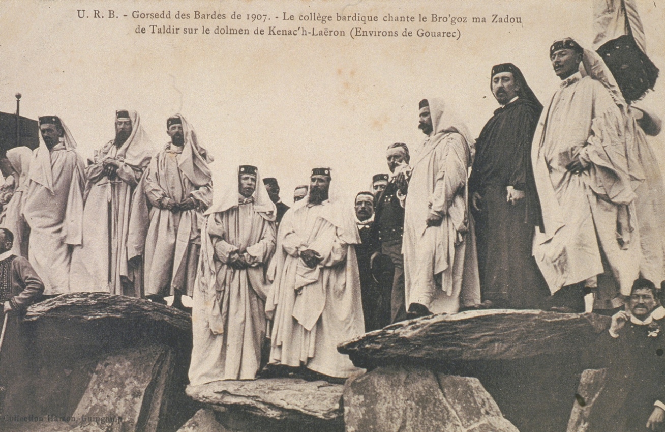 Goursez Rostren, d'an 13 a viz Eost 1907. Ar skolaj Barzhek o kanañ Bro goz ma Zadoù. Er c’hreiz, an drouiz-meur Kaledvoulc’h (Yves Berthou). A zehou, Taldir-Jaffrennou. Kartenn-bost. Kreizenn an Enklaskoù Breizhek ha Keltiek -SBI-Brest, Font Yves Berthou.