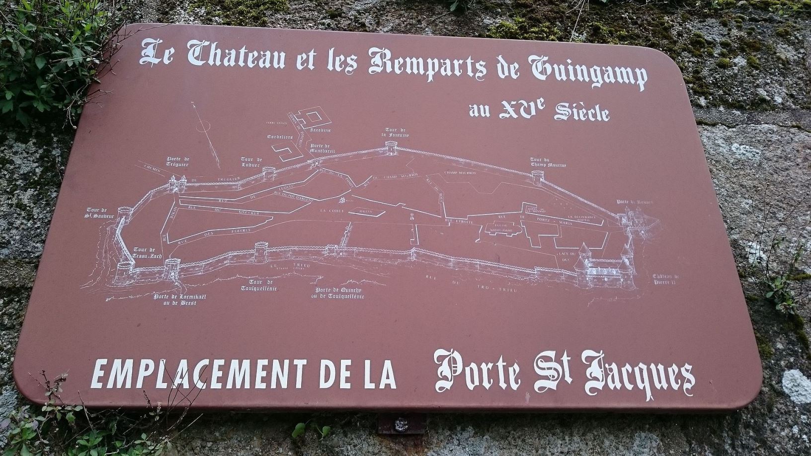 Panneau décrivant le plan des remparts de la ville de Guingamp, présents au XVe siecle. Crédit : Kingbastard, Wikipédia.