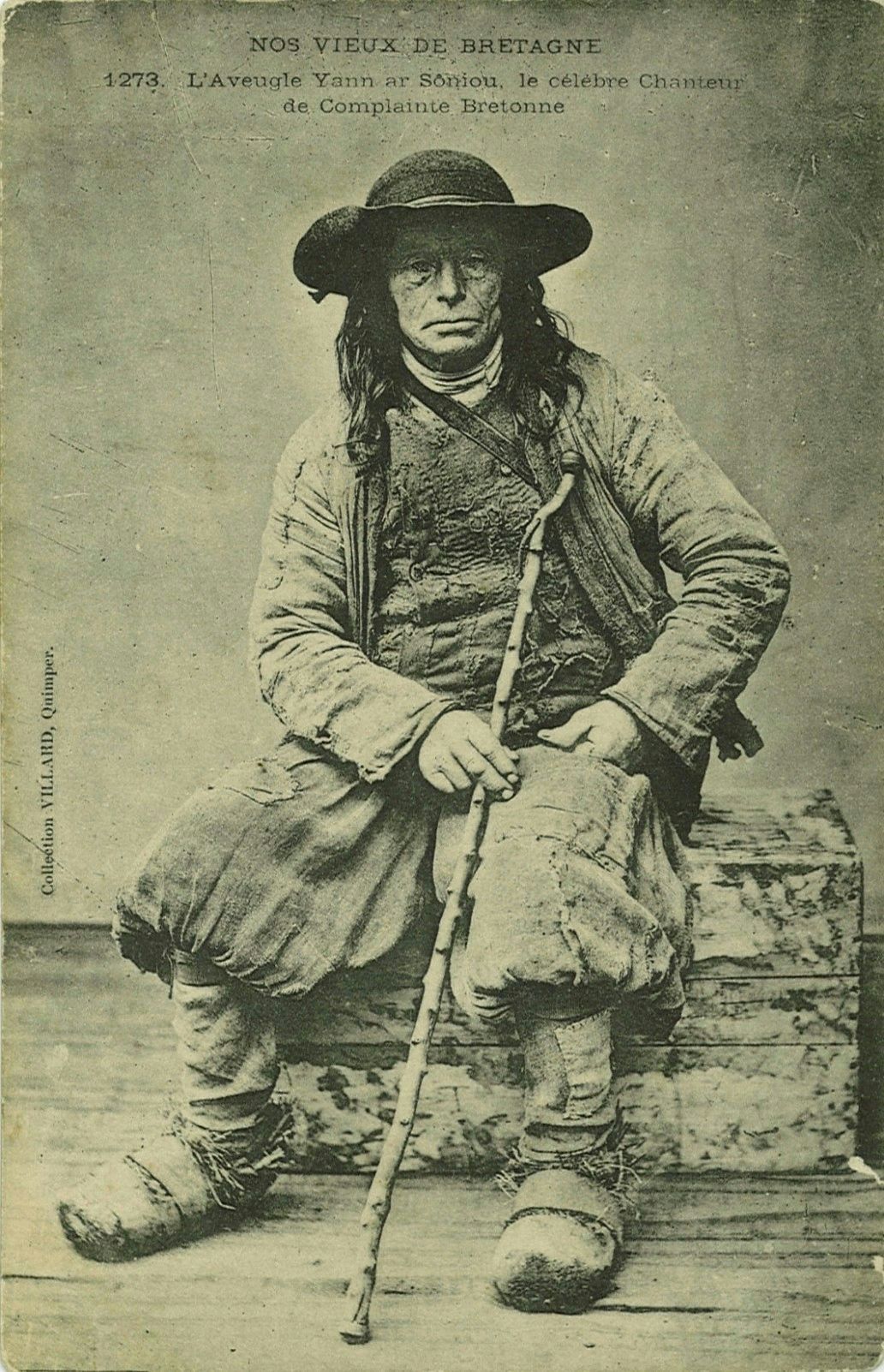 L’aveugle Yann ar Soniou, le célèbre chanteur de complaintes bretonnes. Coll. Cartolis.