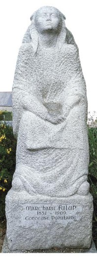 Photo de la statue de Marc'harit Fulup à Pluzunet. Marc'harit Fulup (1837-1909), chanteuse et conteuse traditionnelle de Pluzunet (22) que rencontrèrent tous les folkloristes de la fin du XIXe siècle (François-Marie Luzel, Anatole Le Braz, Maurice Duhamel, François Vallée...) possédait un répertoire impressionnant de contes, gwerzioù, chansons d'amour, traditions de toutes sortes. Elle a aujourd'hui sa statue sur la place du bourg de Pluzunet.