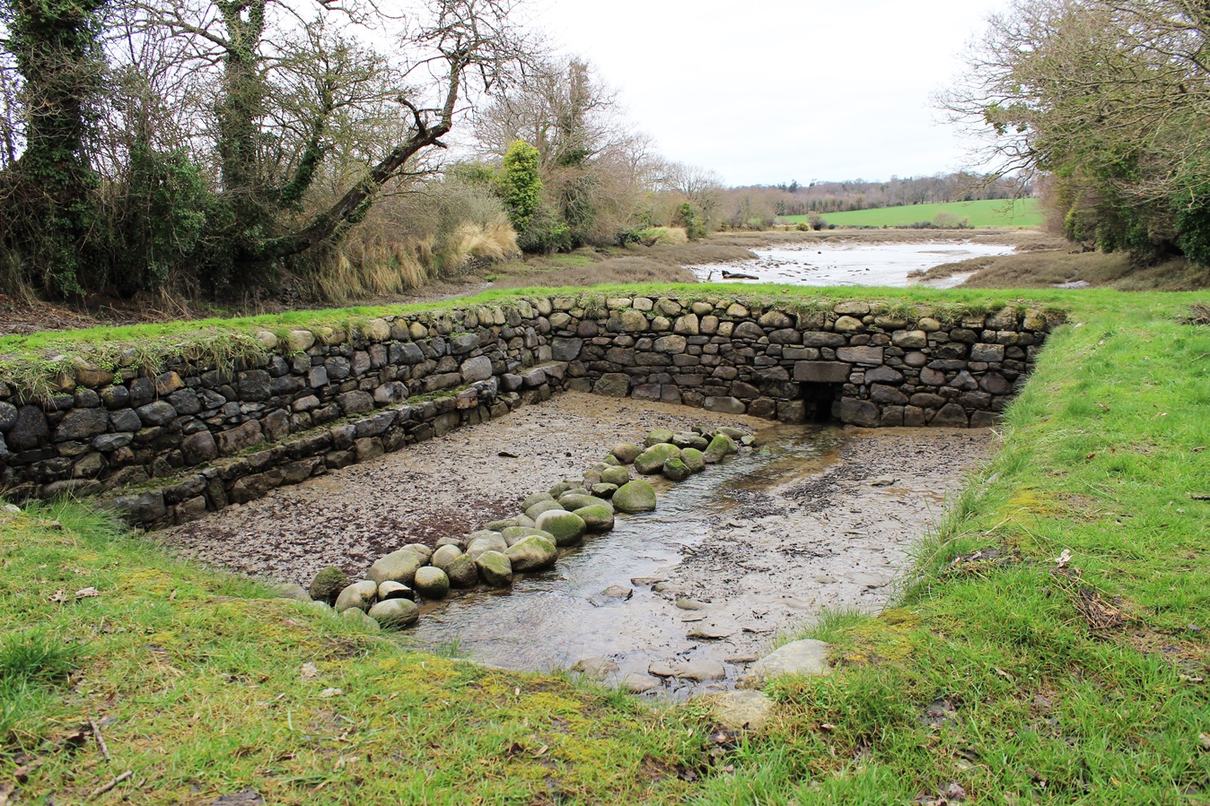 Routoir à lin de Gwenored à Pouldouran (22). Les ses-galets servent à maintenir les gerbes de lin sous l’eau - Lin & Chanvre en Bretagne