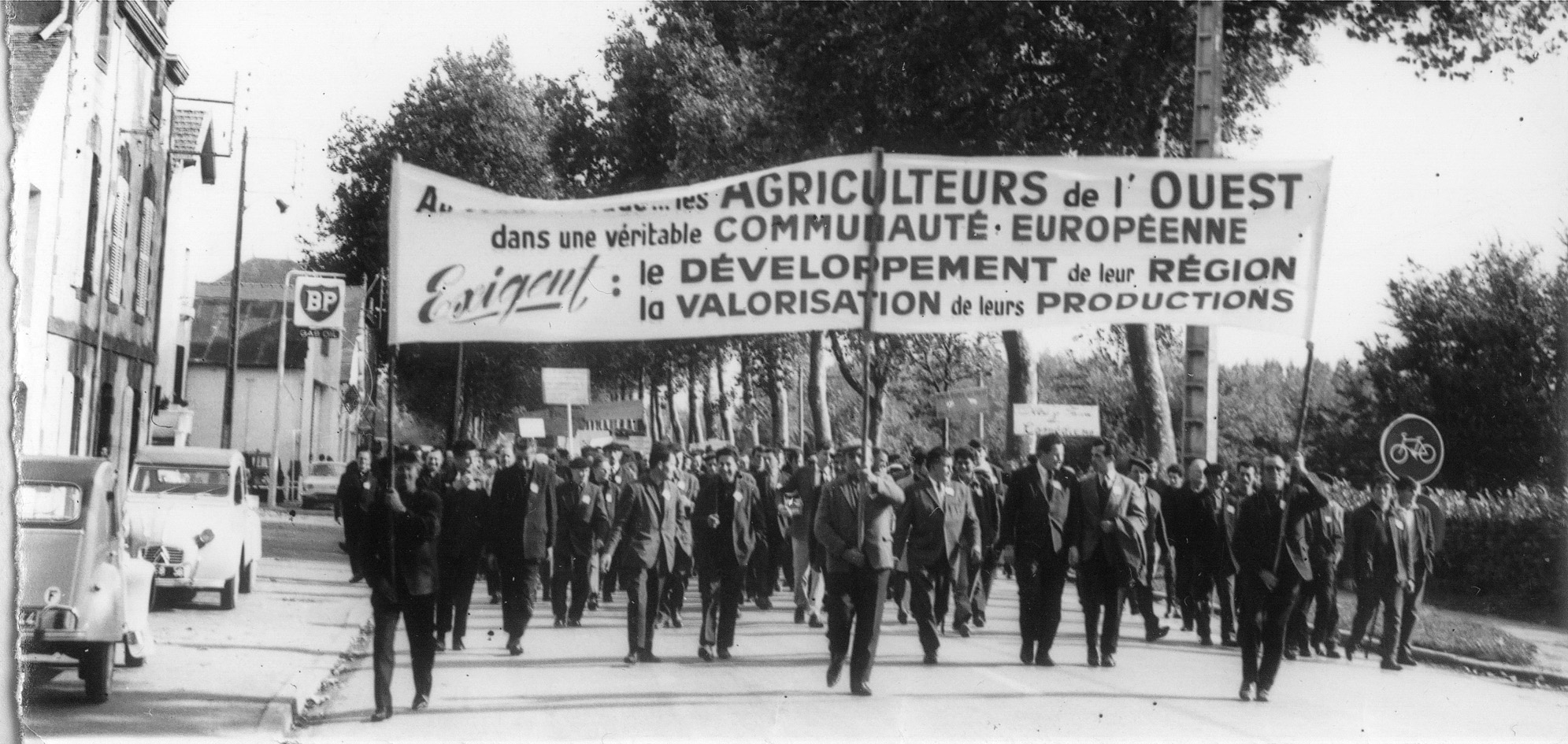 D’ar 26 a viz Even 1967 e teuas eus 10 da 15 000 labourer-douar da vanifestiñ e Redon, galvet gant Kevredad sindikajoù labour-douar ar c’hornôg. Tenn e voe ar c’hrogad gant ar boliserien da heul ar vanifestadeg-se.  (FNSEA 353, CHT, Naoned)