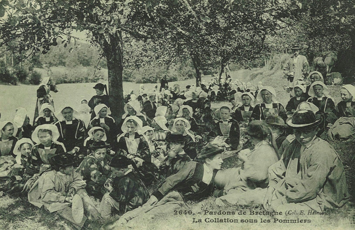 La collation sous les pommiers, carte postale. Le Carton voyageur : AA00000172.