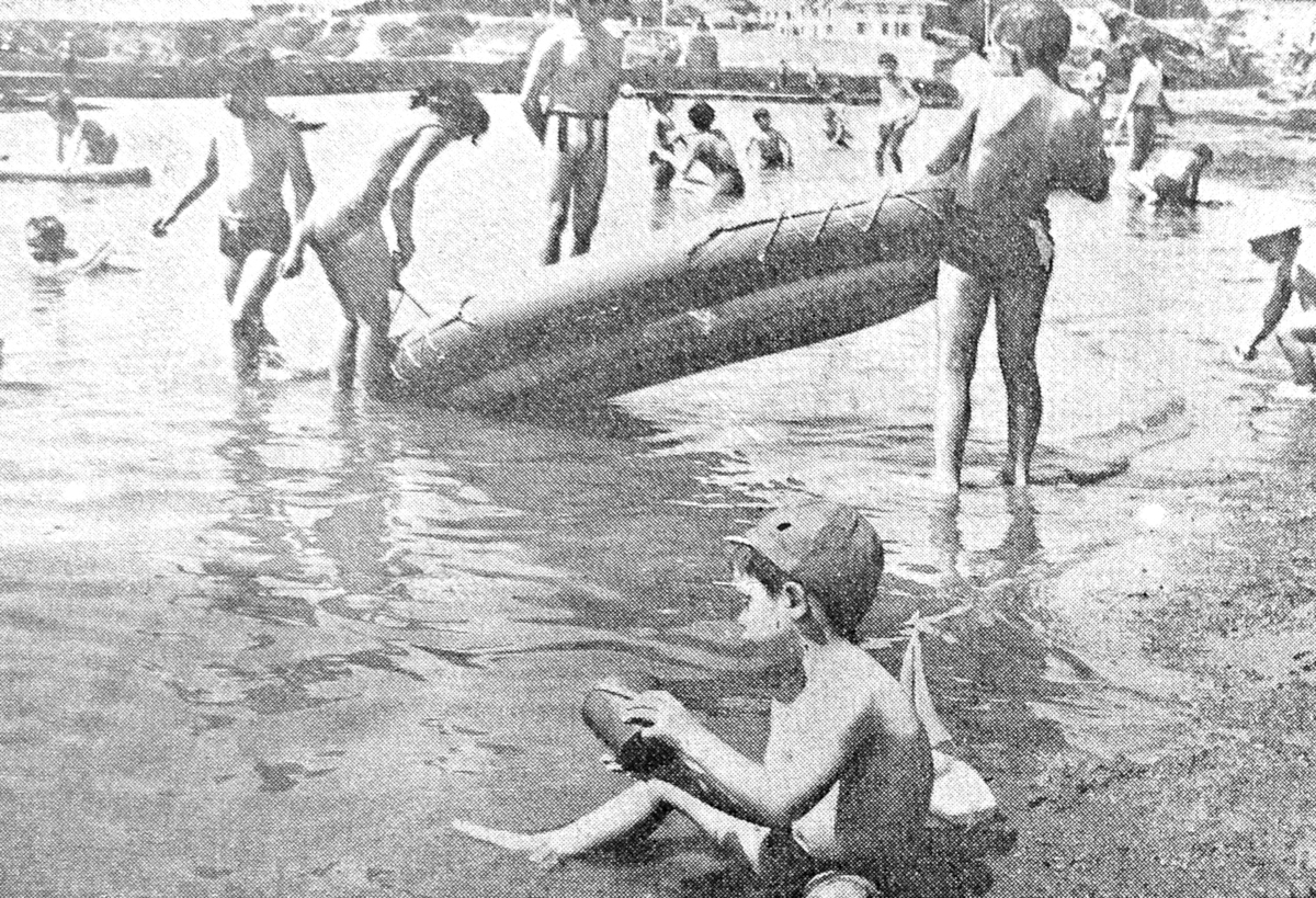 Photographie illustrant un éditorial de Charles Le Quintrec intitulé « Ils ne pensent qu’à leurs vacances » et publié le 2 juillet 1968 dans Ouest-France.  Archives départementales du Morbihan.