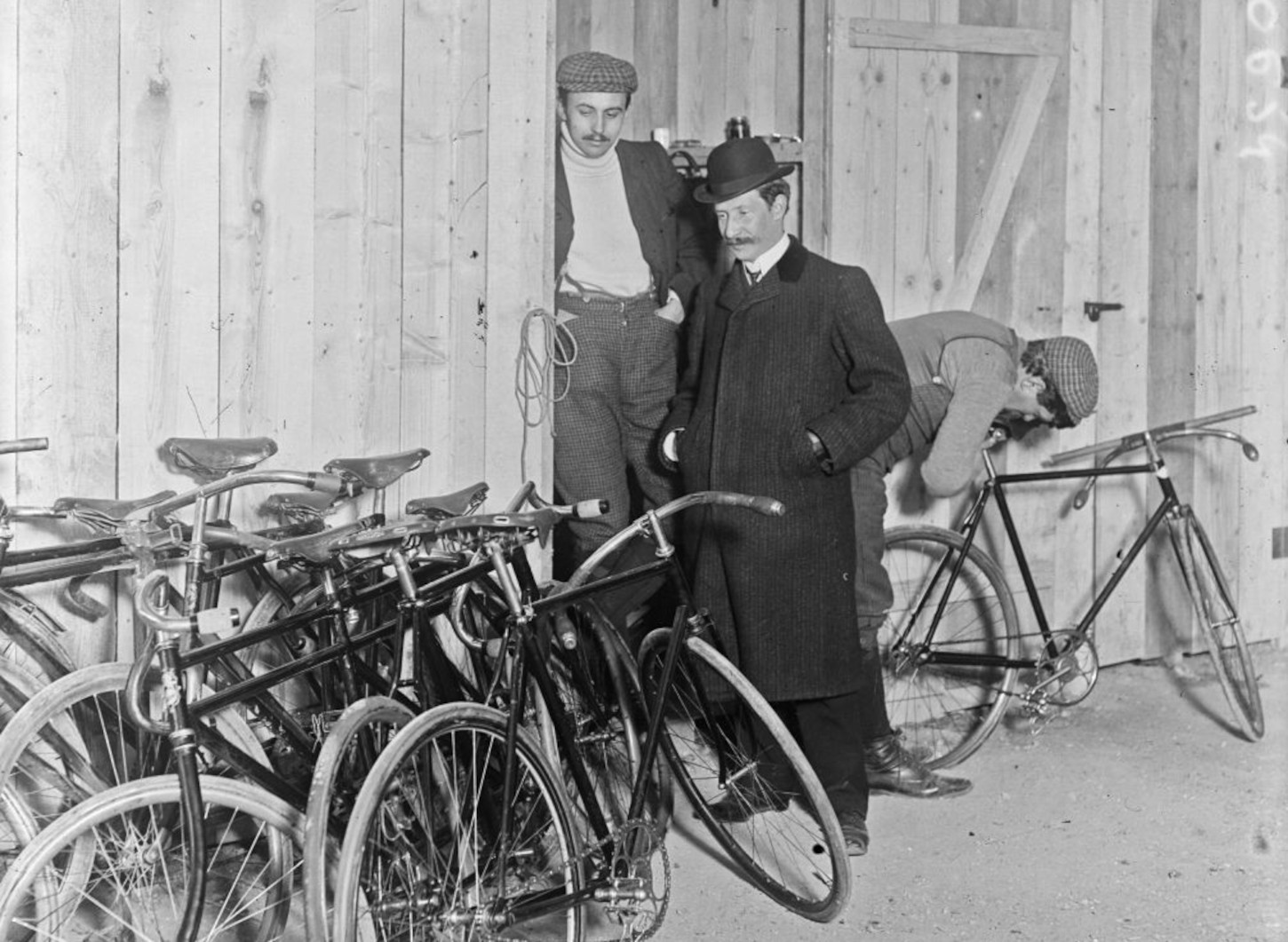 Lucien Petit-Breton, à gauche, et son manageur Calais (photographie de presse). Gallica / Bibliothèque nationale de France :  département Estampes et photographie, EI4-13 (boîte 45).