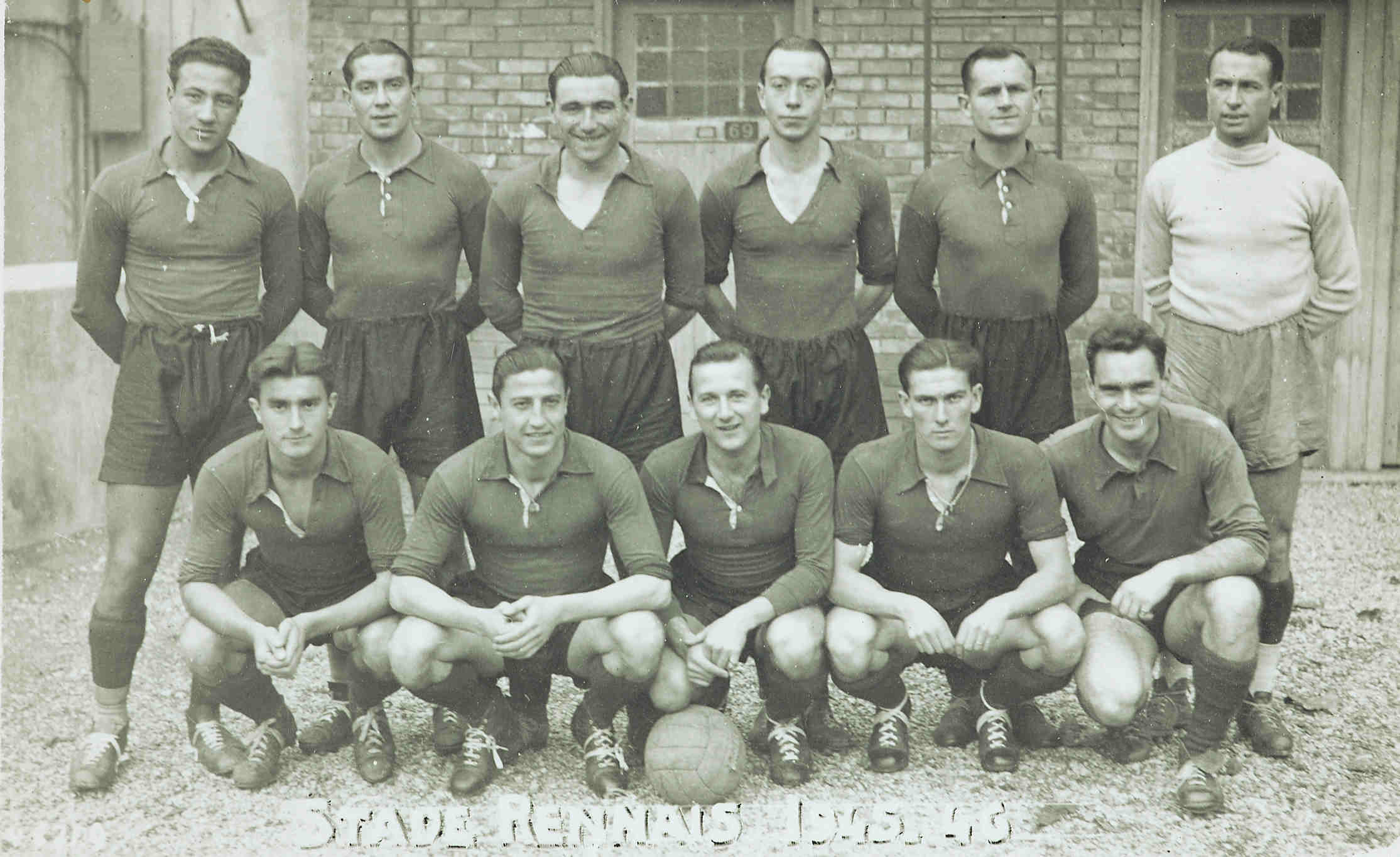 Stade rennais 1945-1946. Franz Pleyer se trouve à côté du goal dans la rangée du haut. Collections Musée de Bretagne / Écomusée de la Bintinais. Stade rennais 1945-1946. Franz Pleyer se trouve à côté du goal dans la rangée du haut. Collections Musée de Bretagne / Écomusée de la Bintinais.