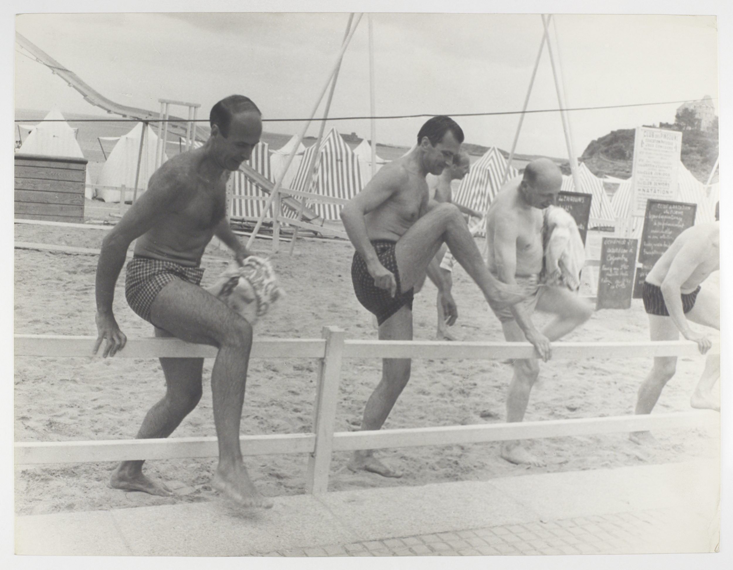 Valéry Giscard d'Estaing, a oa neuze ministr an Arc'hant, Yvon Bourges, kannad ha maer Dinarzh, hag Alexandre Stirn, prefed Il-ha-Gwilen, e Dinarzh, d'an 20 a viz Eost 1964. Poltred : S. Michalowski. Mammenn : Dastumadoù Mirdi Breizh. Niverenn renabl : 986.0028.44444