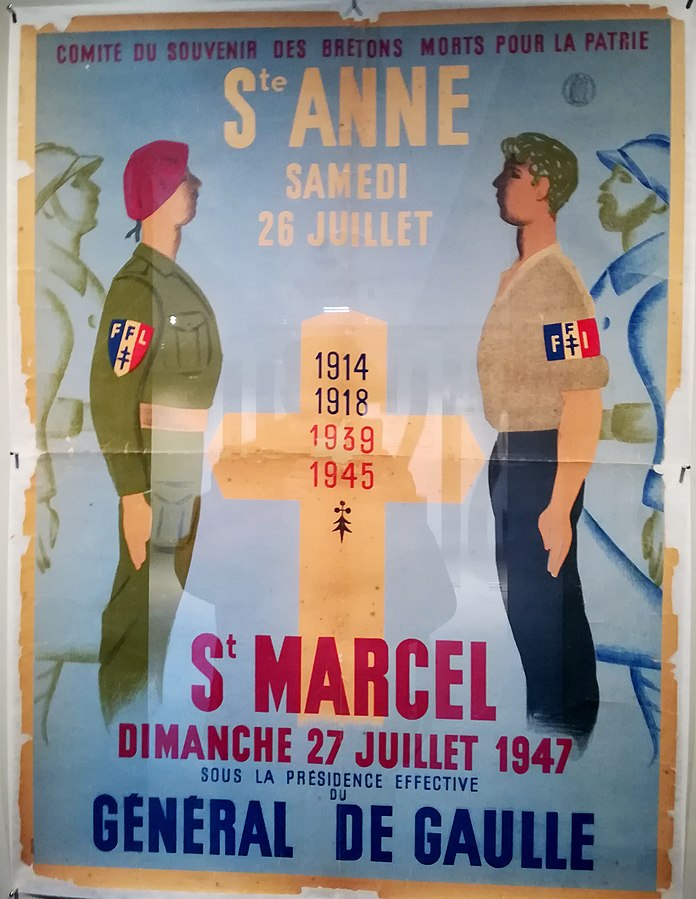 Affiche de la cérémonie du 27 juillet 1947 commémorant le maquis de Saint-Marcel devant le monument commémoratif en présence du général De Gaulle. Source : Wikimedia Commons