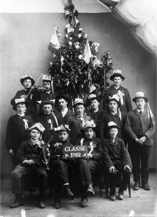 Les conscrits de la classe 1912 à  Billé. En 1912 ; le jeune Aubry (en bas à gauche) et un second sonnou d’violon accompagnent les conscrits de Billé (Ille-et-Vilaine) « qui roulent la classe ». Photographie de Joseph Piot. Coll. Musée de Bretagne.