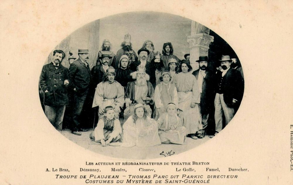 Les acteurs et réorganisateurs du théâtre breton. A. Le Braz, Dézaunay, Maufra, Cloarec, Le Goffic, Famel, Durocher troupe de Ploujean - Thomas Parc dit Parkic directeur costumes du mystère de saint Guénolé - Cartolis