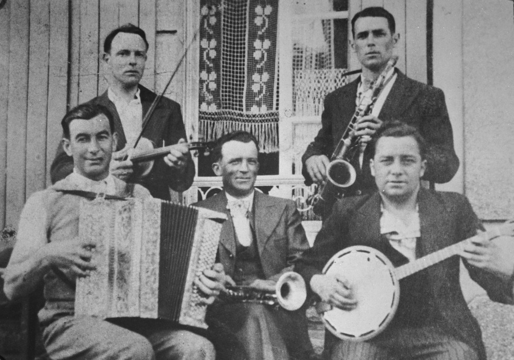 Ar « Jazz » Menez war-dro 1935-1936, a veze graet « Ideal Jazz » dioutañ. If Menez eus Skrignag (akordeoñs kromatek), Gaston Tepod (saksofon), Jean ar Boulc’h (banjo), Louis Macé (violoñs) ha François Poupon (trompilh) eus Karaez o fevar - Dastum