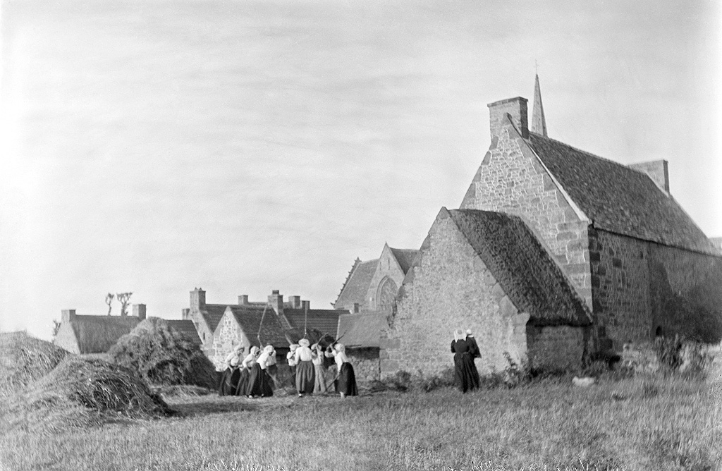 Les battages à Perros-Guirrec. Négatif sur verre (fin XIXe – début XXe siècle) Musée de Bretagne : 989.0093.36.