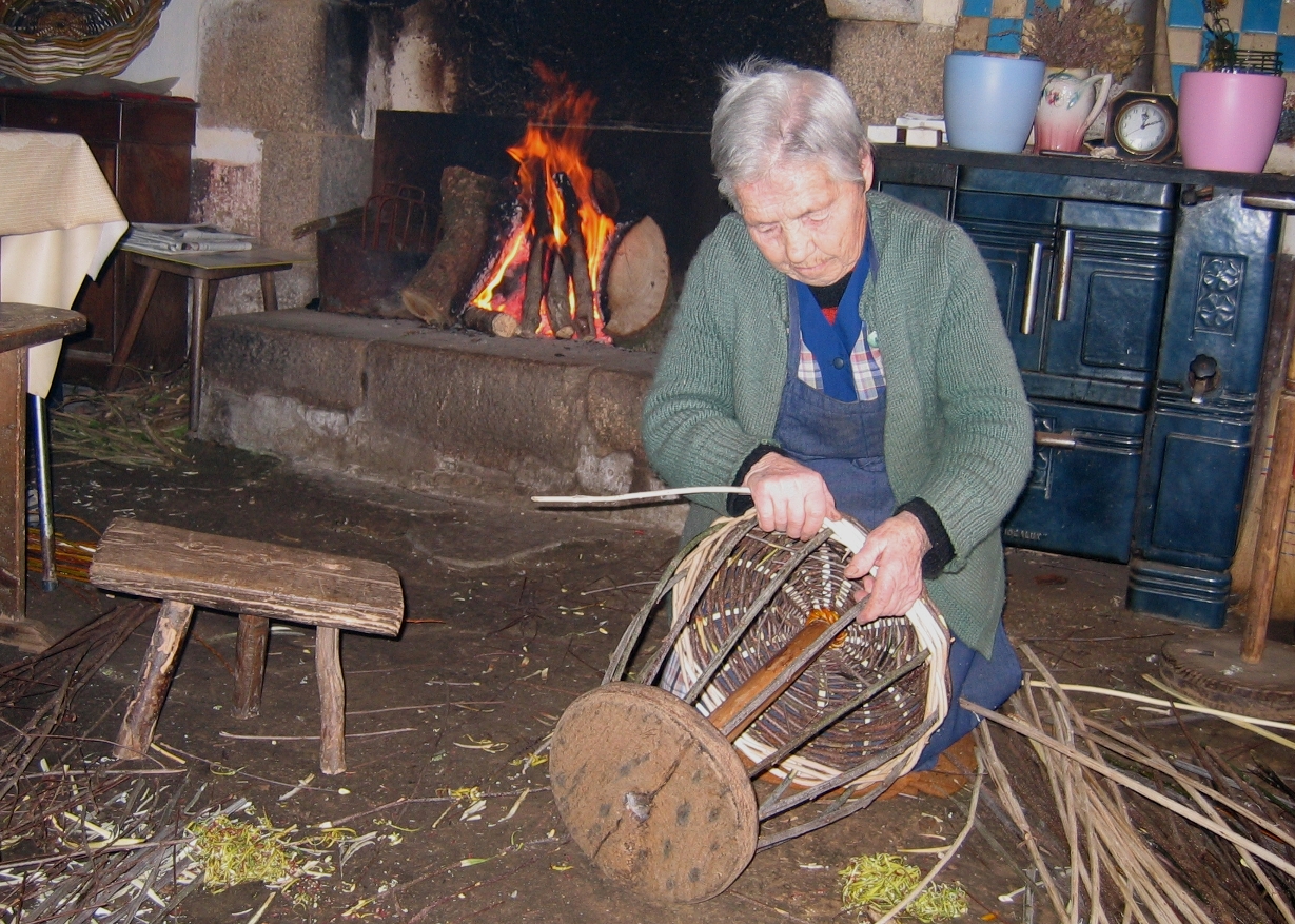 Julia  Le Gallo, vannière à Camors (Morbihan). © Roger Hérisset. Tous droits réservés. 2006