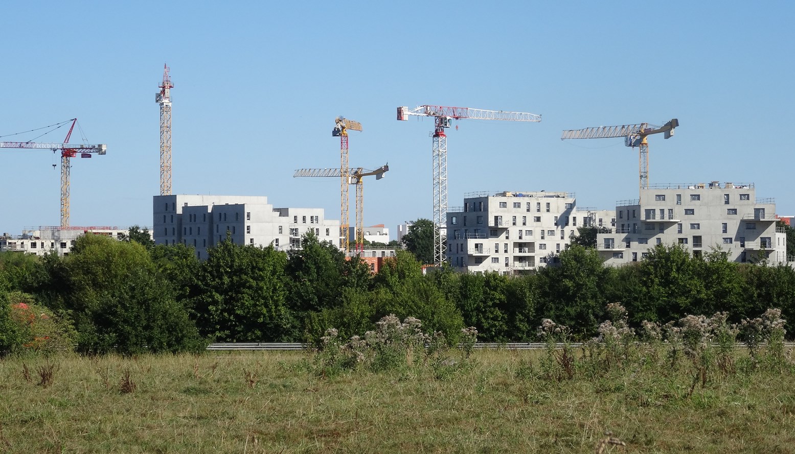 Beauregard vu depuis la Lande du Breil en 2015. Un quartier au nord de Rennes en plein développement. Crédit : Lektz, Wikipédia.